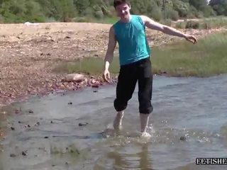 Fuß waschen bei ein fluss