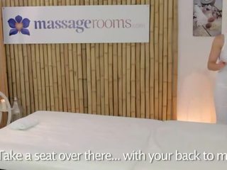 Необикновен масажистка масла и чука manhood на масаж маса
