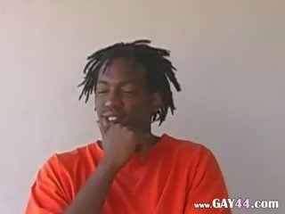 Orang hitam anonim gay memukul di sebuah sofa