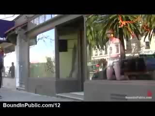 Vázaný holý a poslepu homosexuální pózování v obchod okno