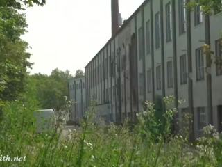 Jeny smith sin bragas en abandoned factory. real erótico advanture