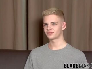 Giovane gay biondo alex silvers intervista e masturbazione sborrata