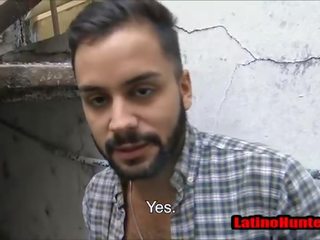 Bearded heteroseksueel latino zoals ongesneden lul