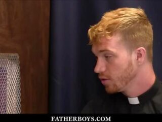 Jonge homo catholic stripling ryland kingsley geneukt door roodharige priest dacotah rood gedurende confession