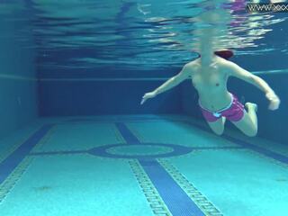 Offentlig rented svømming basseng til du striplings med tenåring dee