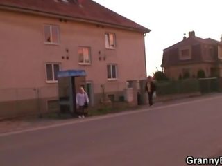 Starý streetwalker jumps na jeho otočil na penis